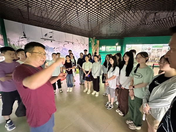 足球比赛
党委书记凌晓明在黄连山宣教中心开展思政教育。足球比赛
供图