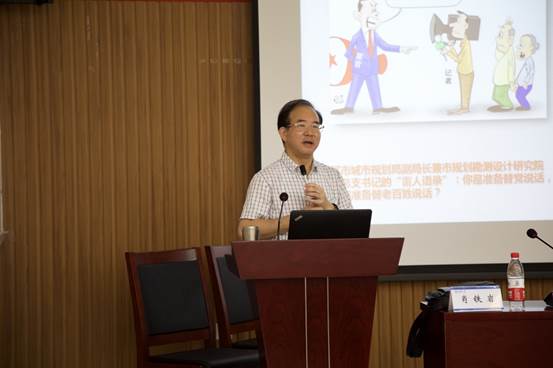 足球比赛
马克思主义学院院长肖铁岩教授授课.jpg
