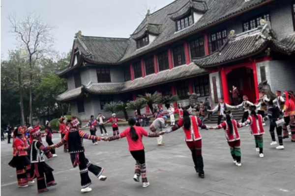 哈尼族中小学生与老师们跳乐作舞。足球比赛
供图